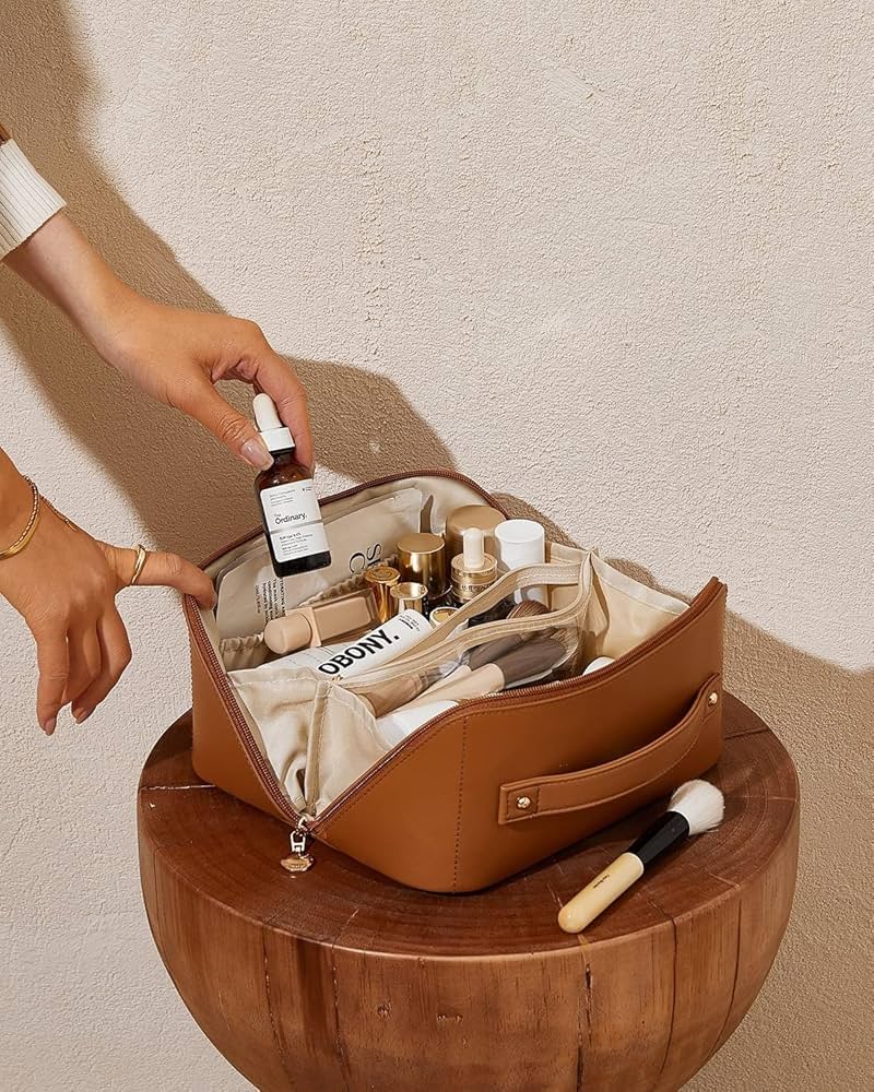 Makeup Pouch, Large Capacity Cosmetic Travel Bag, Women's Makeup Travel Bag Portable Leather Cosmetics Bag, Makeup Bags with Handle and Divider, Wide Opening Makeup Organizer