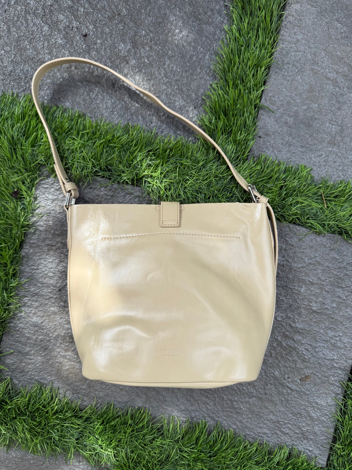 Classic Beige Shoulder Bag – Elegant Gloss Finish