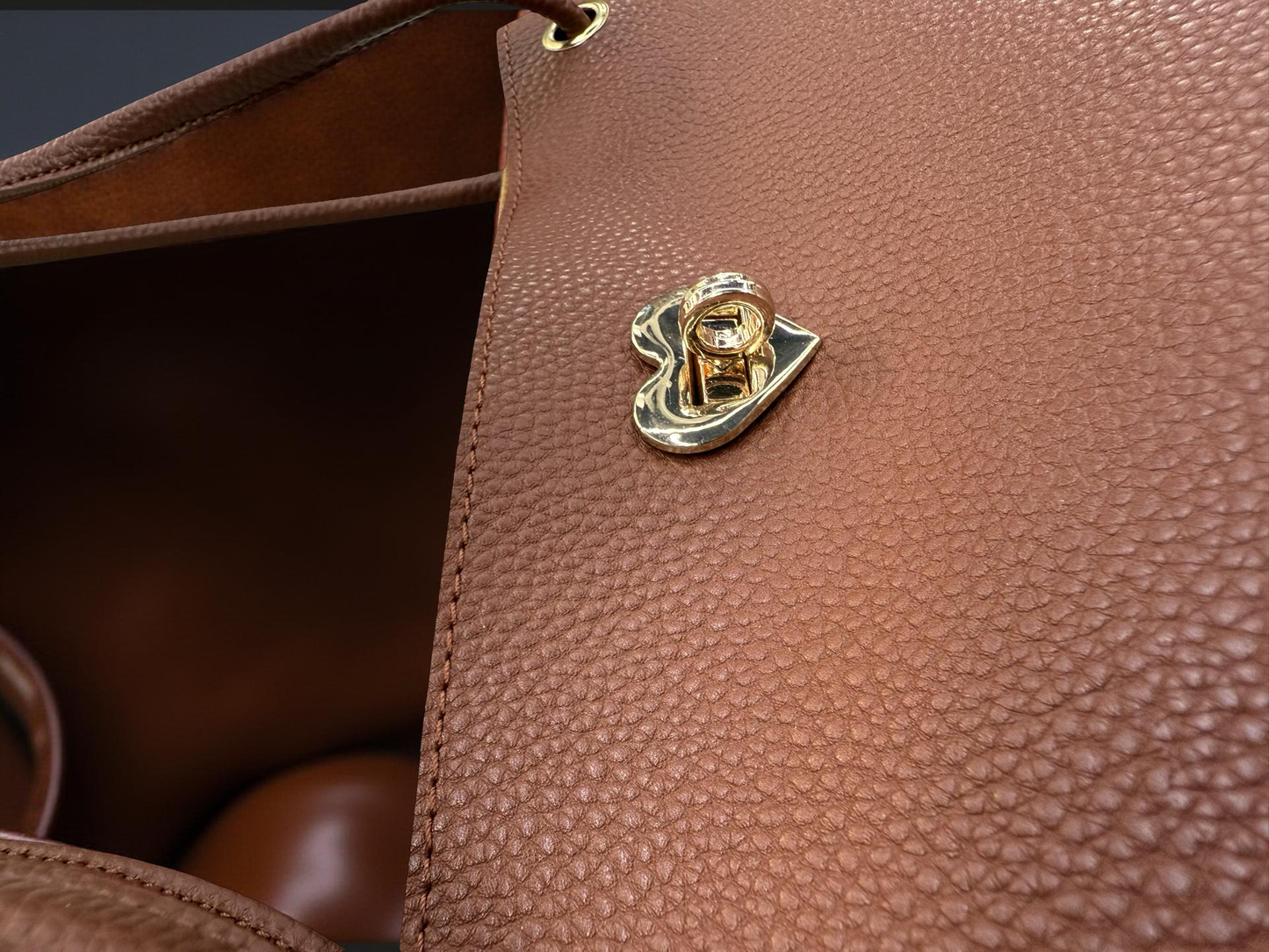 Elegant Leather-Finish Tote Bag – Timeless Style, Everyday Function